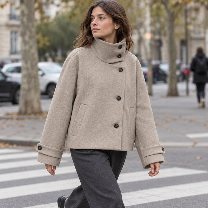 Abrigo Corto de Cuello Alto para Mujer | Chaquetón Efecto Paño con Botones Asimétricos