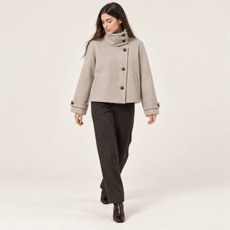 Abrigo Corto de Cuello Alto para Mujer | Chaquetón Efecto Paño con Botones Asimétricos