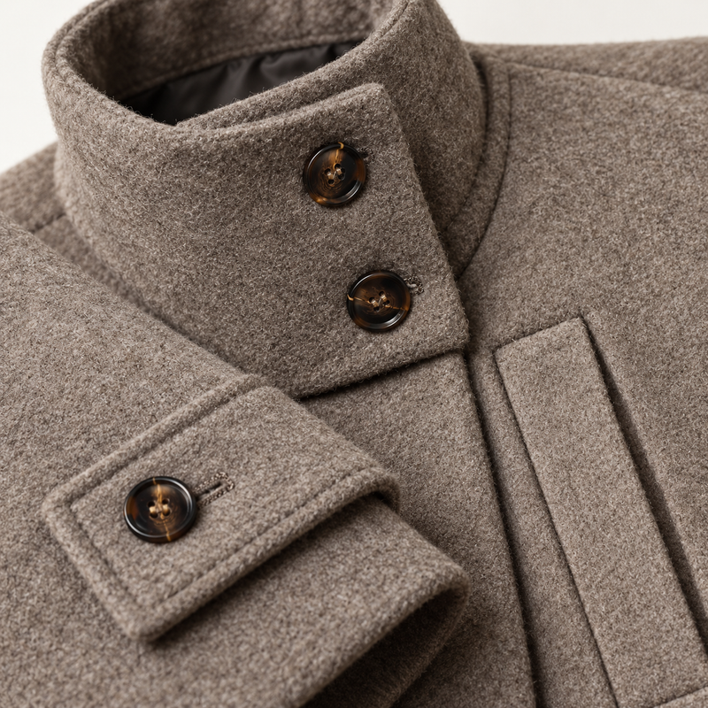 Abrigo Corto de Cuello Alto para Mujer | Chaquetón Efecto Paño con Botones Asimétricos